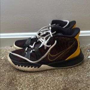 Nike High-Top Sneakers with Yellow and Black Accents kyrie 7